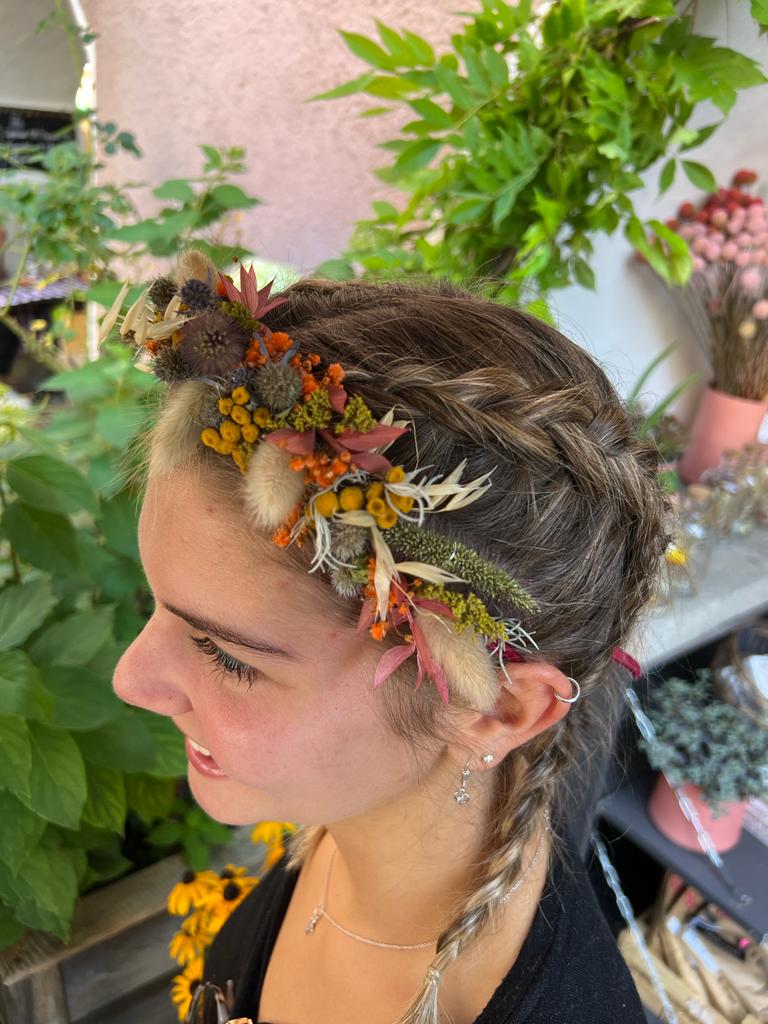 Junges Mädchen mit blumigen Kopfkranz