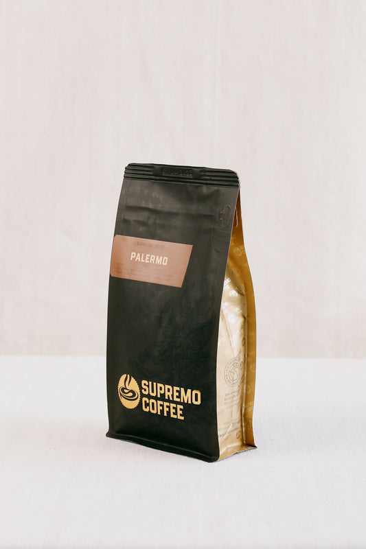 Eine Tüte feine Espresso-Spezialität „Palermo“ (250 g Espresso als ganze Bohne) der Kaffeerösterei Supremo.