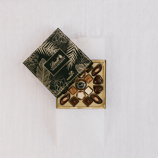 Draufsicht - Lind-Pralinenschachte, schwarz-gold, zur Hälfte geöffnet