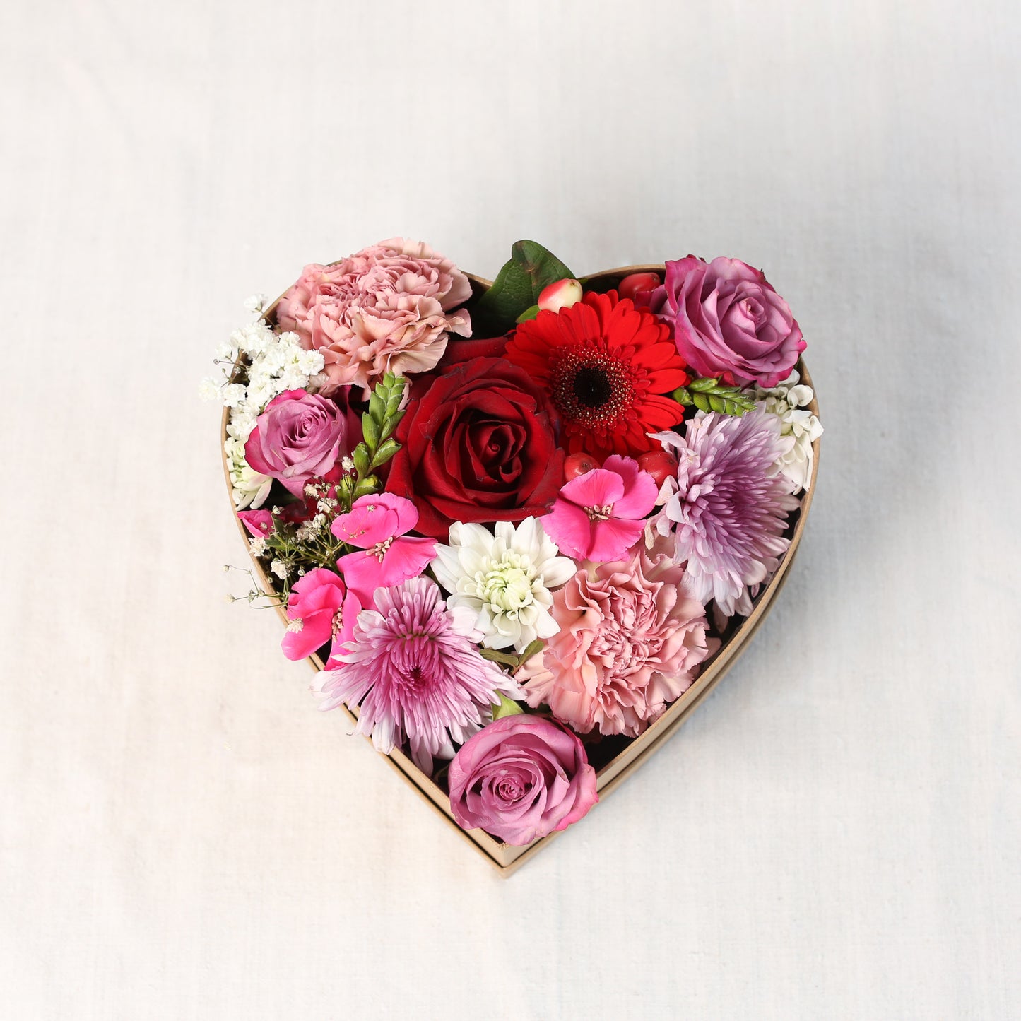 Draufsicht - Naturfarbenen Herzkarton mit Saisonblumen