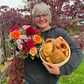 Heidi Pütz vom Blumengeschäft Flower Power aus Rosenheim mit einem bunten Sommerstraß und einem Brotkorb mit Semmeln und Brezeln