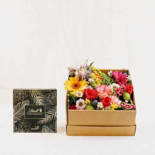 Gemischte bunte Blumen in der Box, naturfarben mit einer Lind-Pralinenschachtel, Gold-Edition