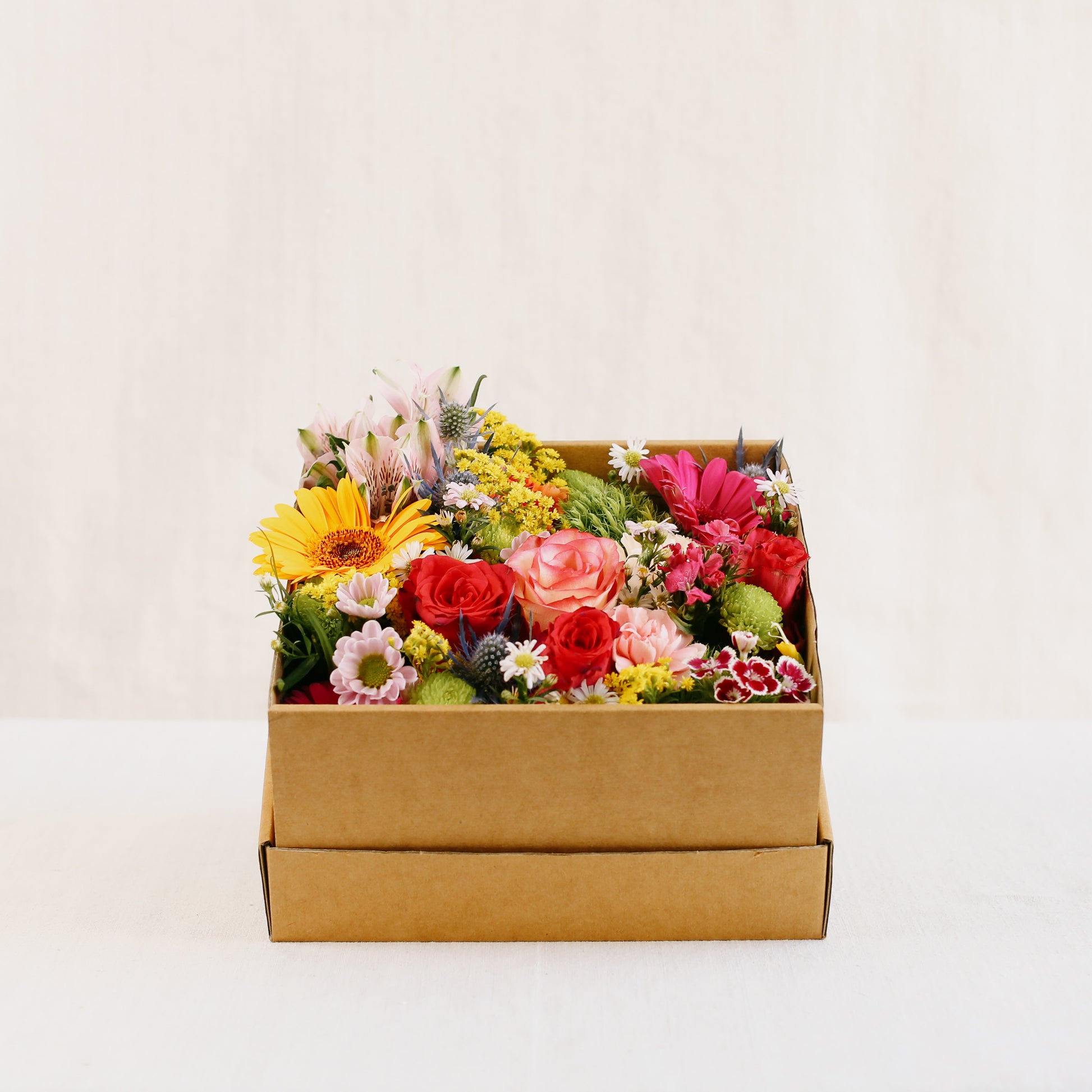 Gemischte bunte Blumen in der Box, naturfarben, Ansicht von schräg vorne