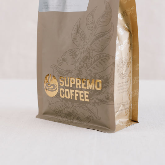 feine Espresso-Spezialität „New York - Decaf“ (250 g als ganze Bohne) der Kaffeerösterei Supremo. Ansicht unterer Teil der Tüte mit Logo