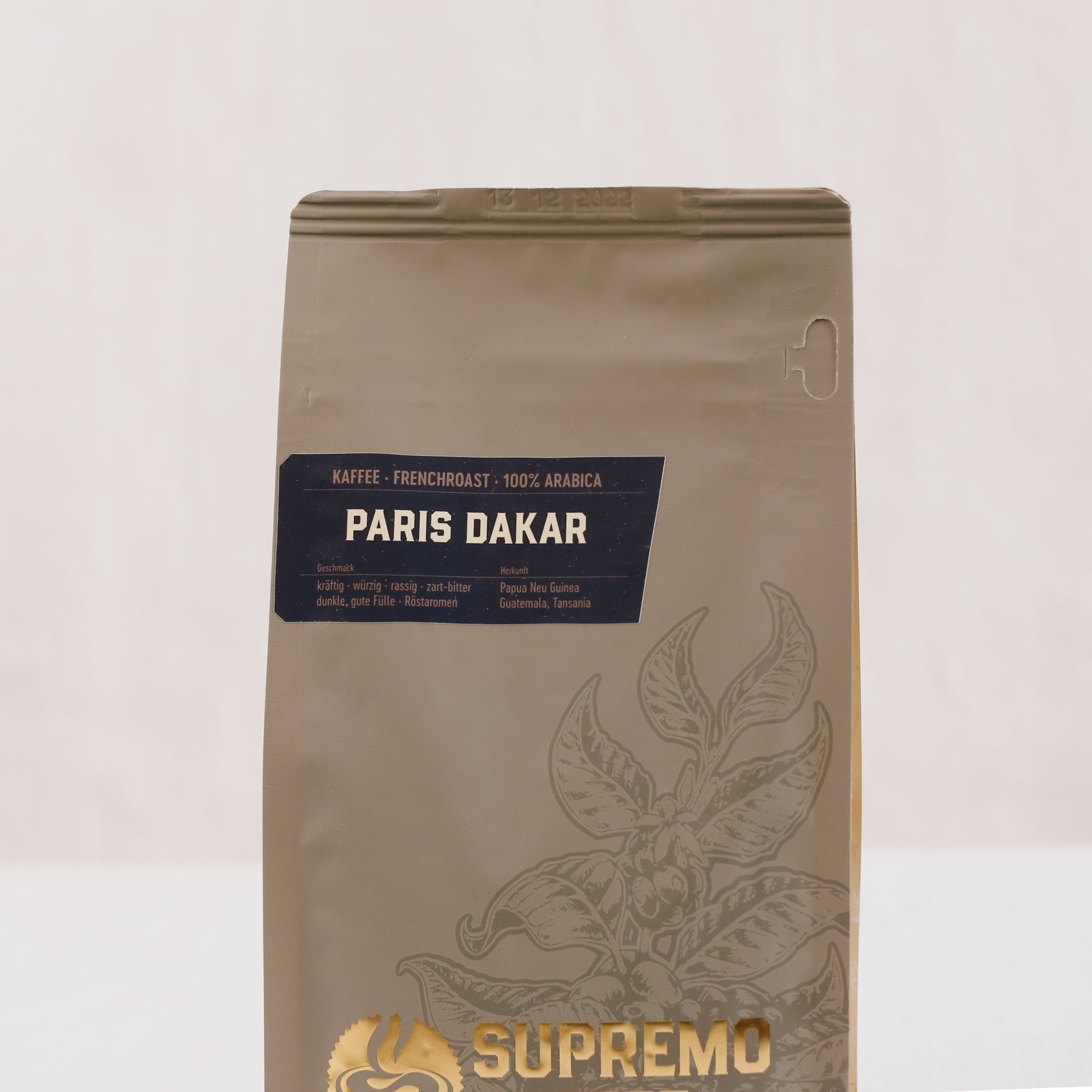 feinen Kaffeespezialität „Paris Dakar“ (250 g als ganze Bohne) der Kaffeerösterei Supremo.  Ansicht Tüte oben mit Produktbeschreibung