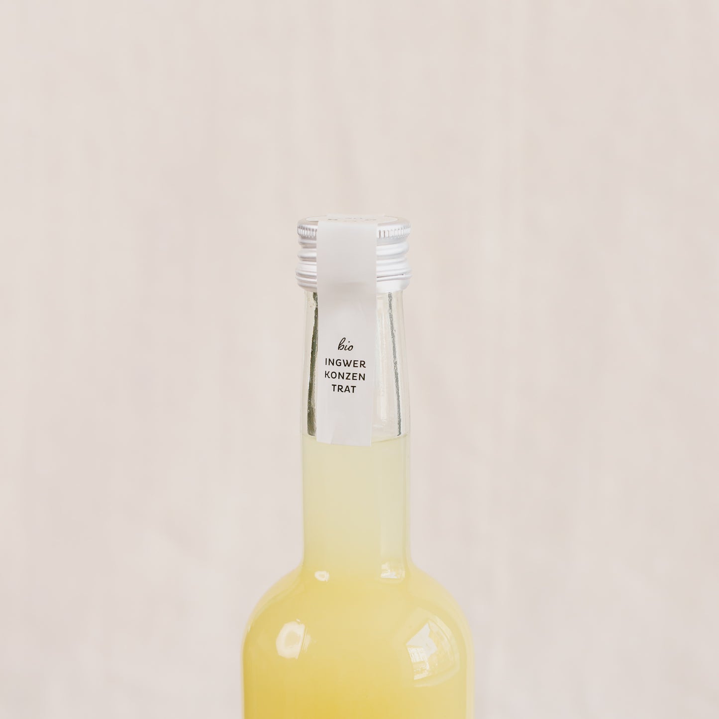 Eine Flasche (0,5 l ) Ingwer-Konzentrat der Firma Ben's Ginger-Deckel-Etikett